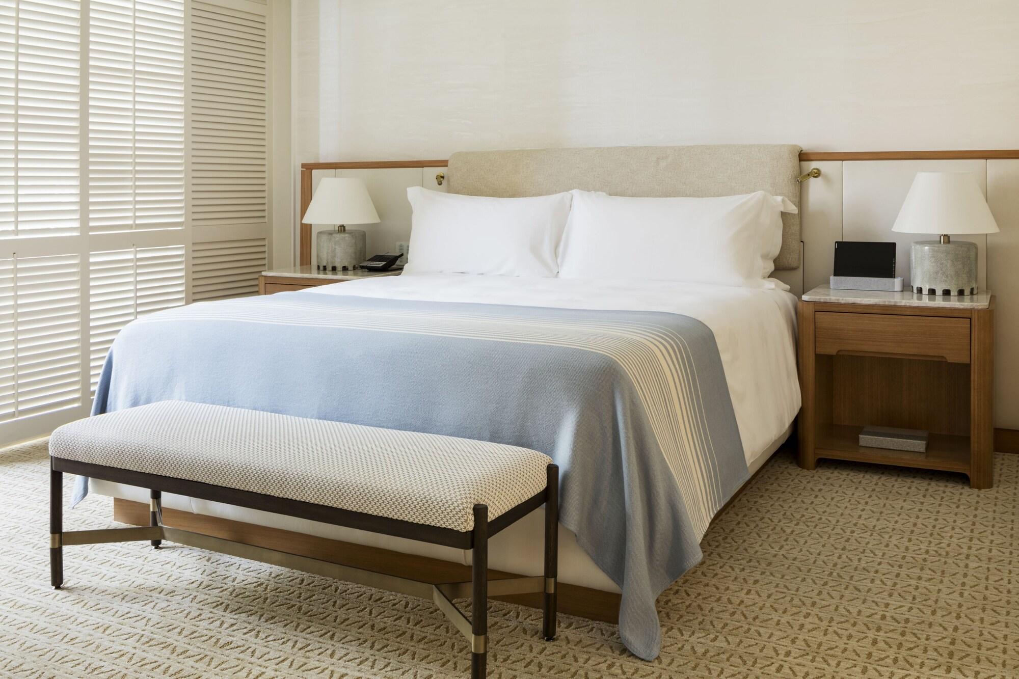 Halekulani - No Resort Fee Honolulu Exterior photo A bed with a bed frame