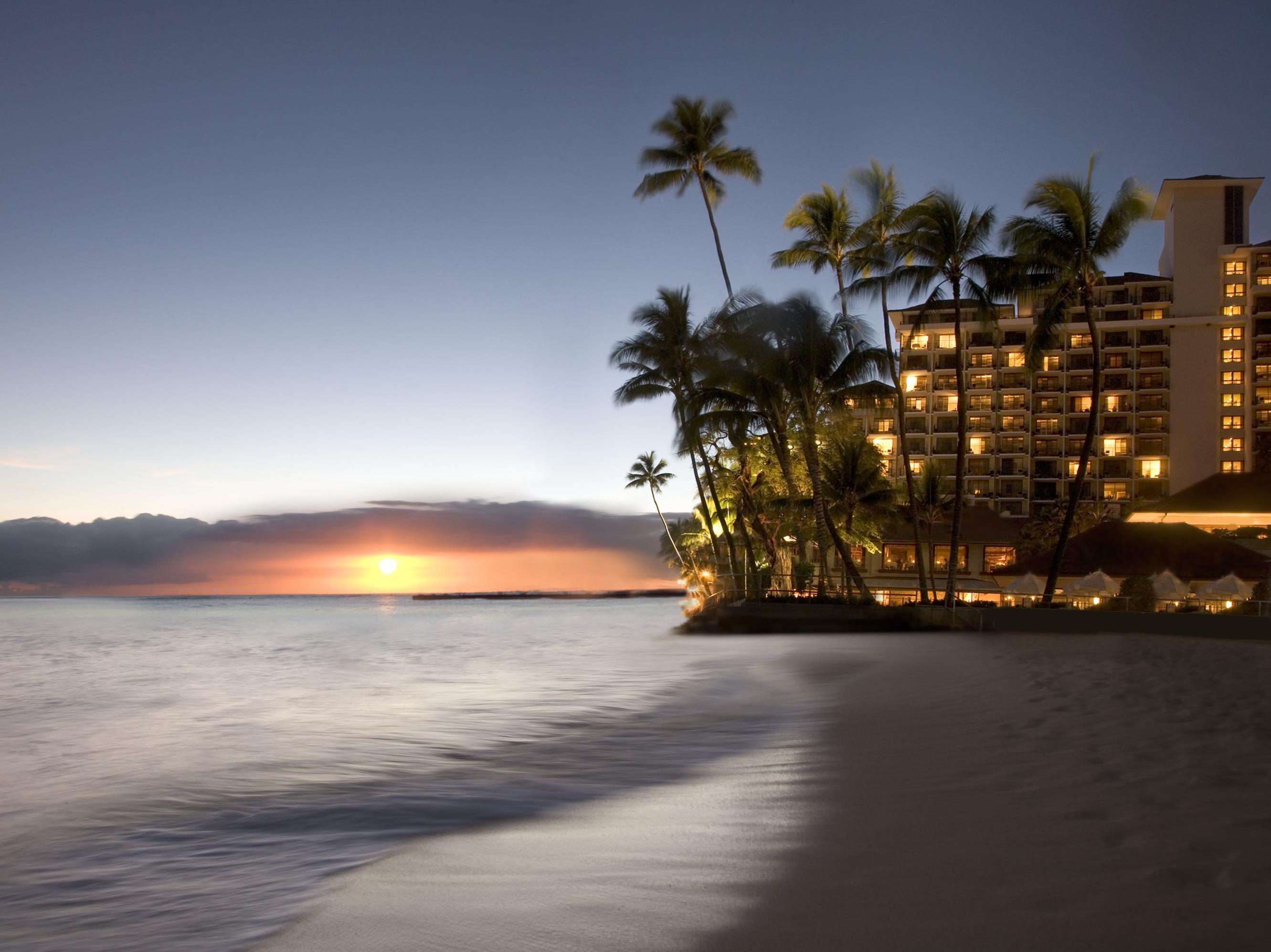 Halekulani - No Resort Fee Honolulu Exterior photo Sunset at the Fairmont Kea Lani