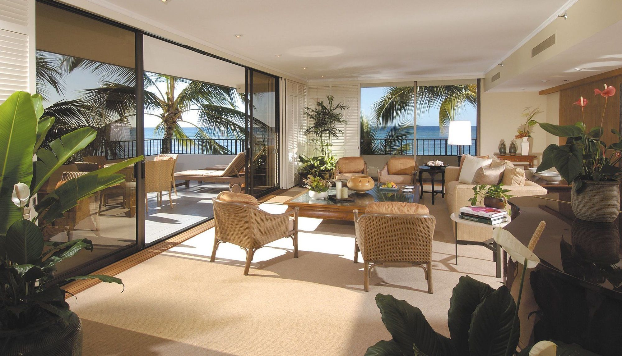 Halekulani - No Resort Fee Honolulu Room photo A living room at the Four Seasons Resort