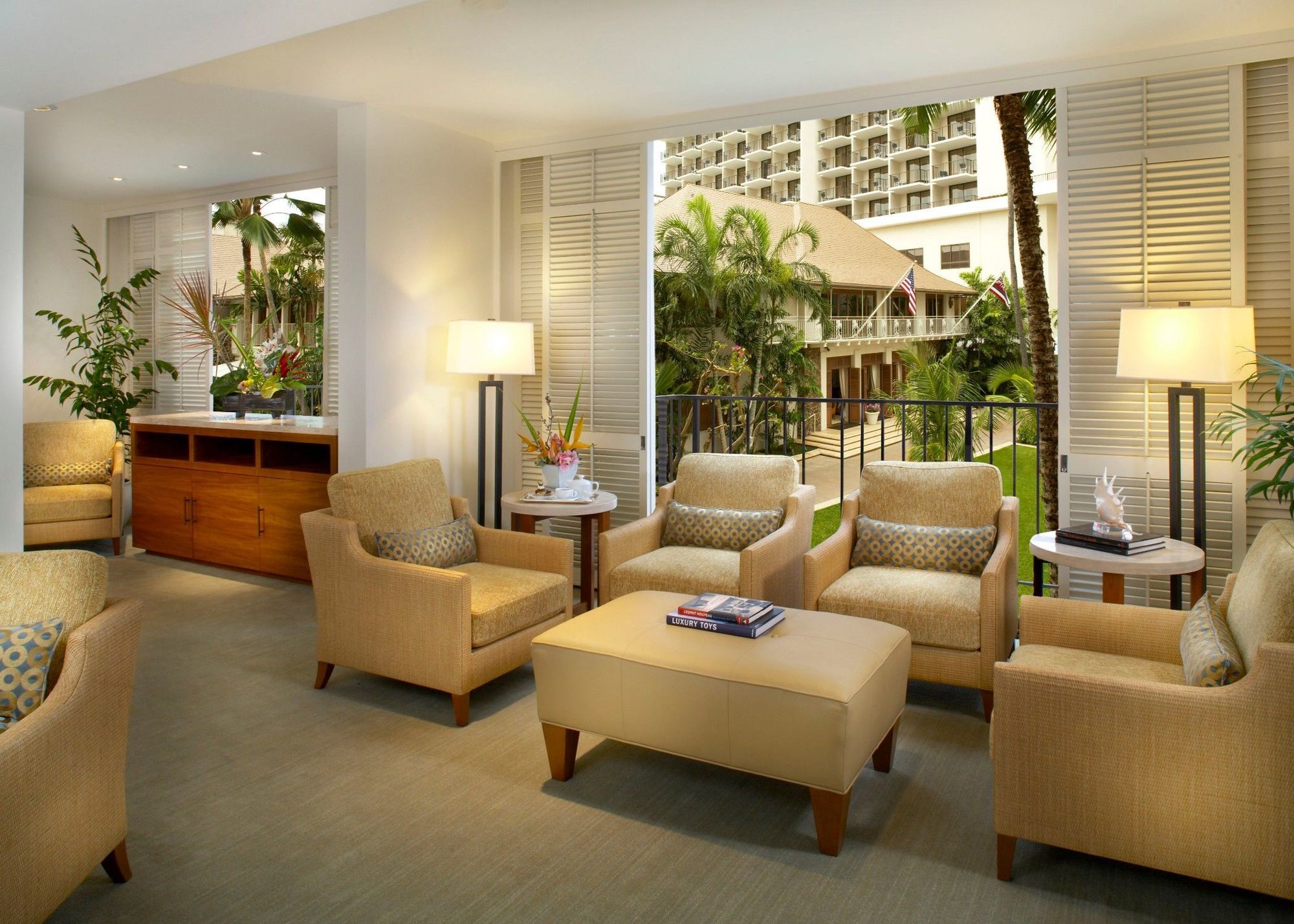 Halekulani - No Resort Fee Honolulu Interior photo Club Lounge at the Hilton Hawaiian Village