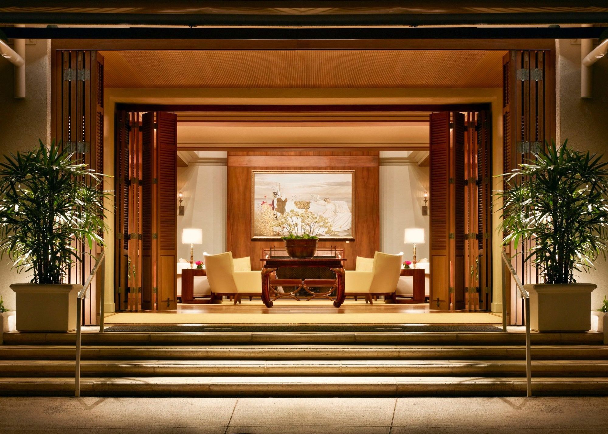 Halekulani - No Resort Fee Honolulu Interior photo Entrance to the Four Seasons Hotel