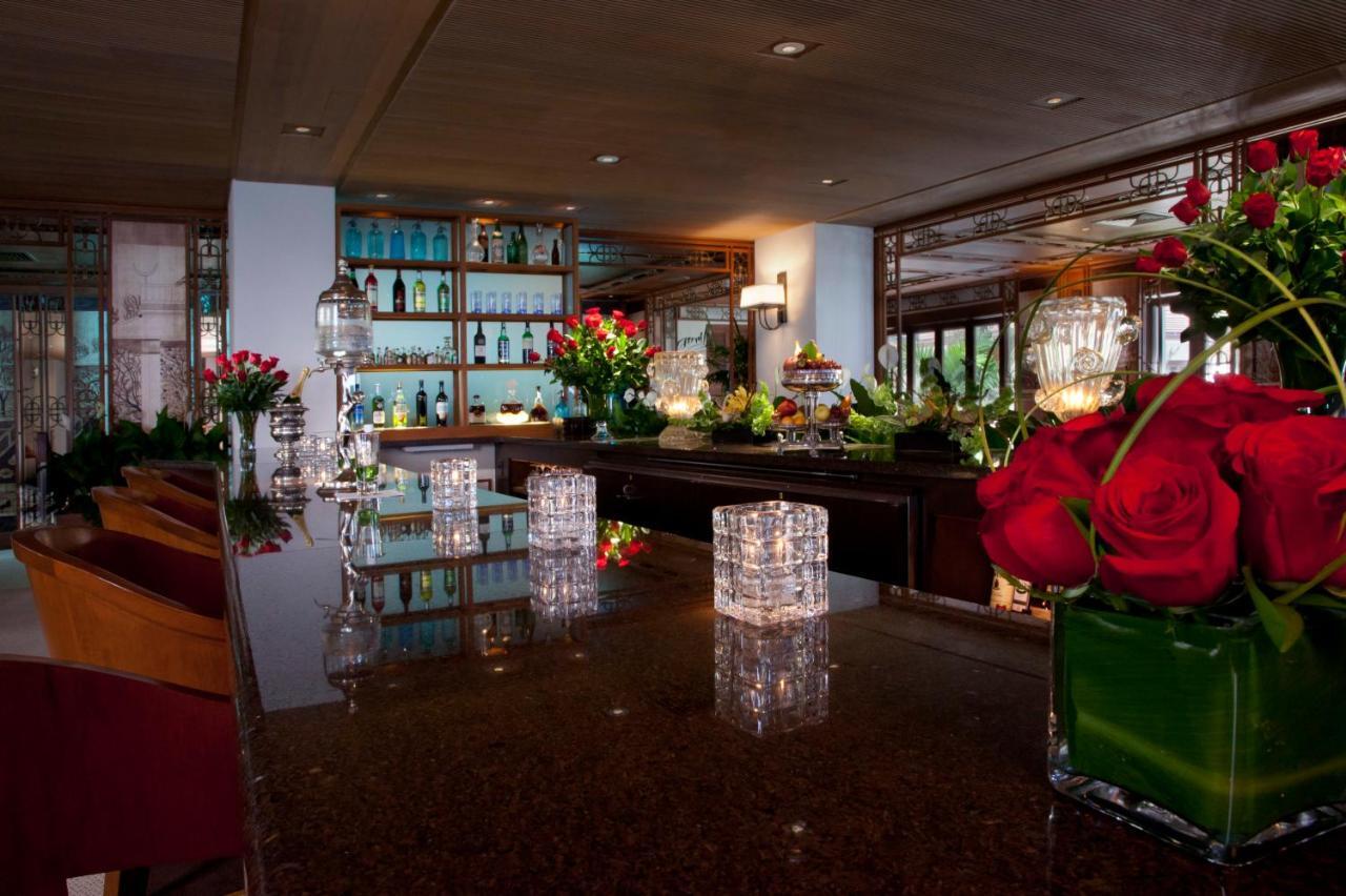 Halekulani - No Resort Fee Honolulu Exterior photo The bar at the 101 bar