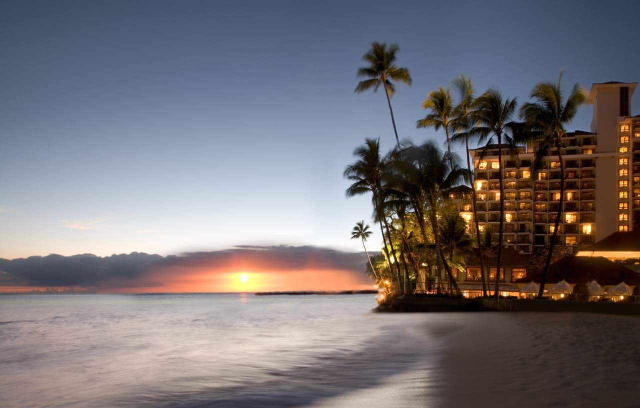 Halekulani - No Resort Fee Honolulu Exterior photo Sunset at the Fairmont Kea Lani